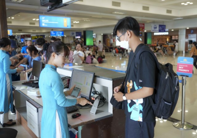 Khá nhiều hành khách sử dụng VNEID để làm thủ tục đi tàu bay
